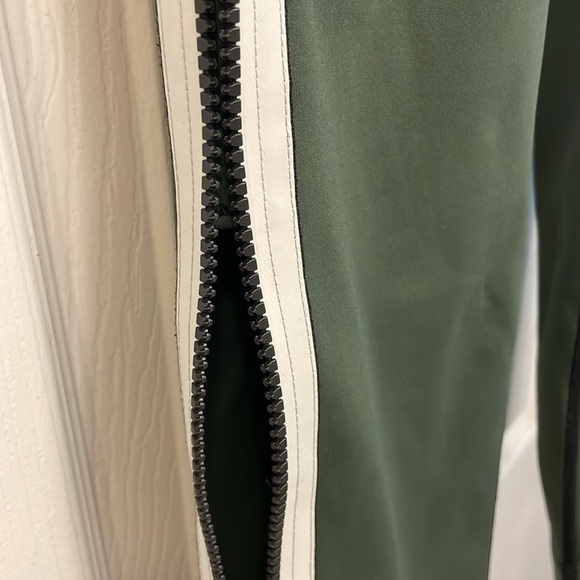 Athleta x Derek Lam 10C Military Fatigue Green zipper leggings pants - Medium - Picture 13 of 13